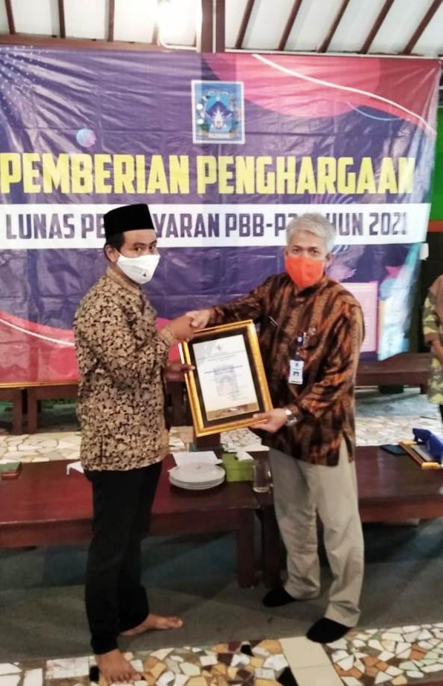 Kalurahan Sendangsari Menerima Penghargaan Lunas Pembayaran PBB P2 Tahun 2021
