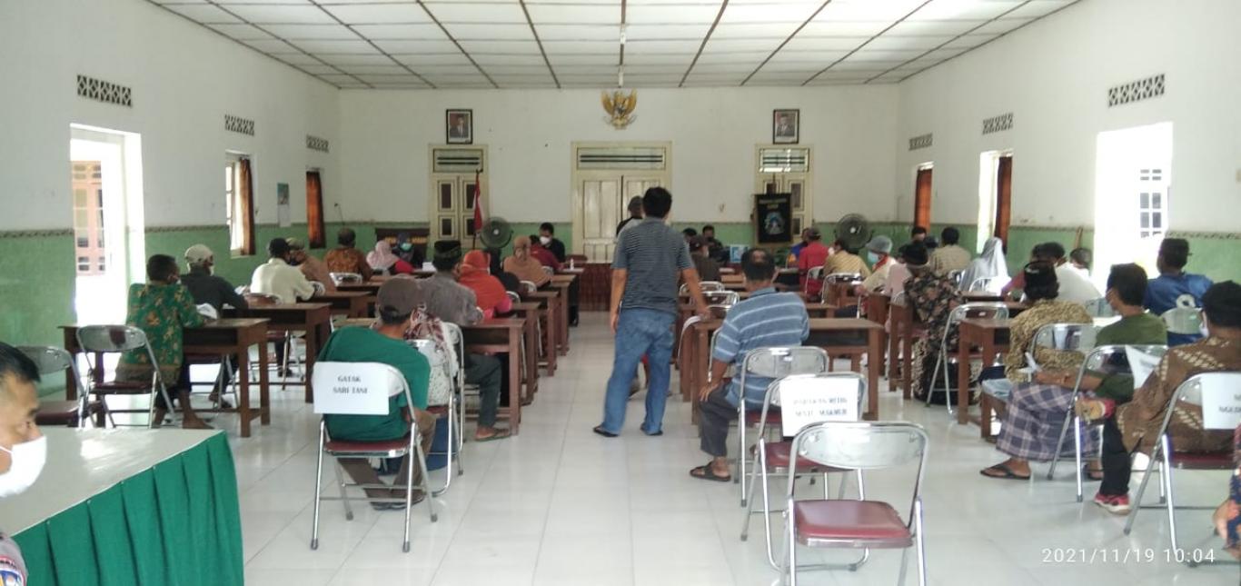PEMBAGIAN KARTU TANI BAGI PETANI DI KALURAHAN SENDANGSARI