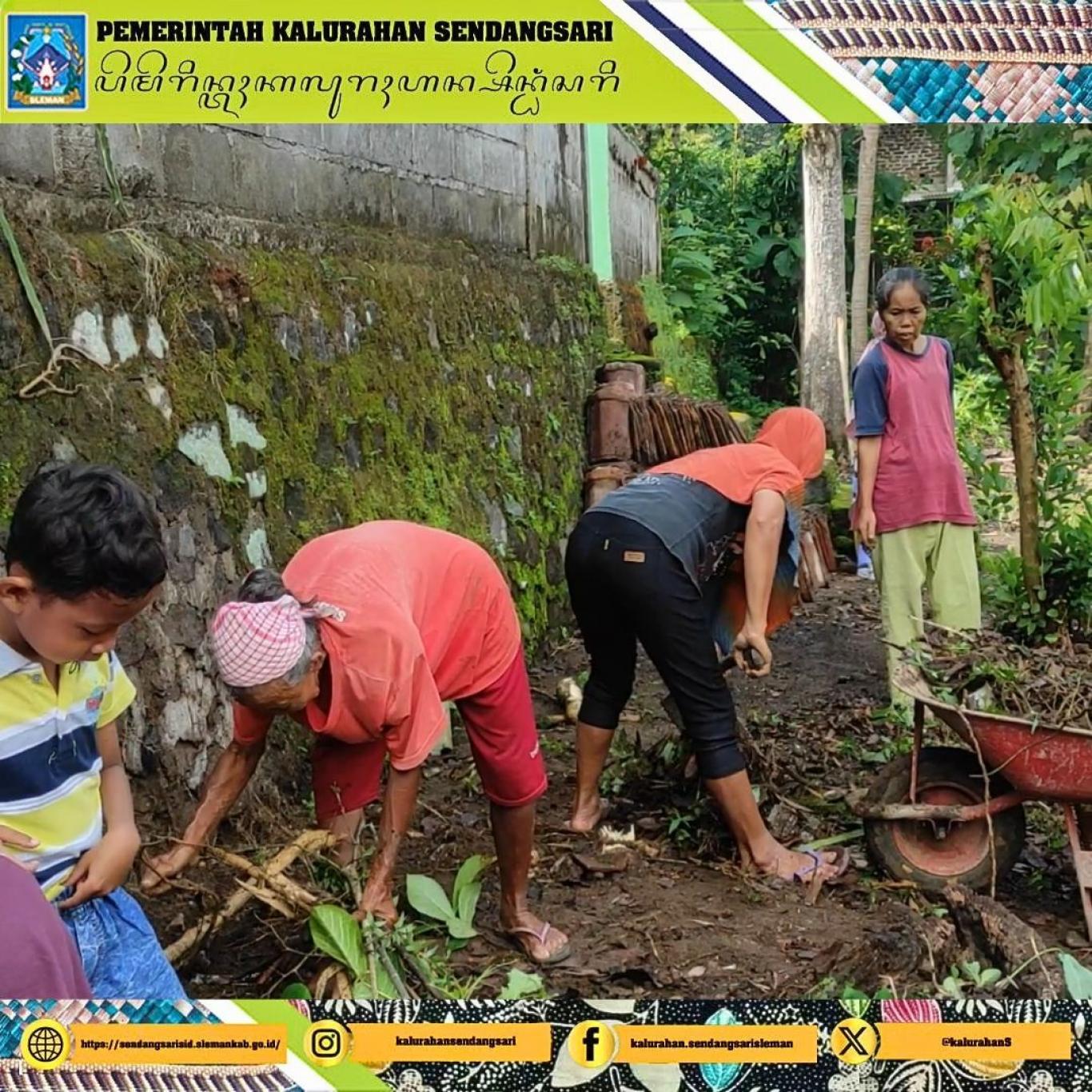 Kegiatan Warga Parakan Kulon Pembuatan Lahan untuk KWT