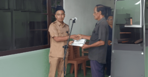 Lurah Sendangsari Serahkan Akta Kematian Almarhumah Ramiyem Program Lukadesi