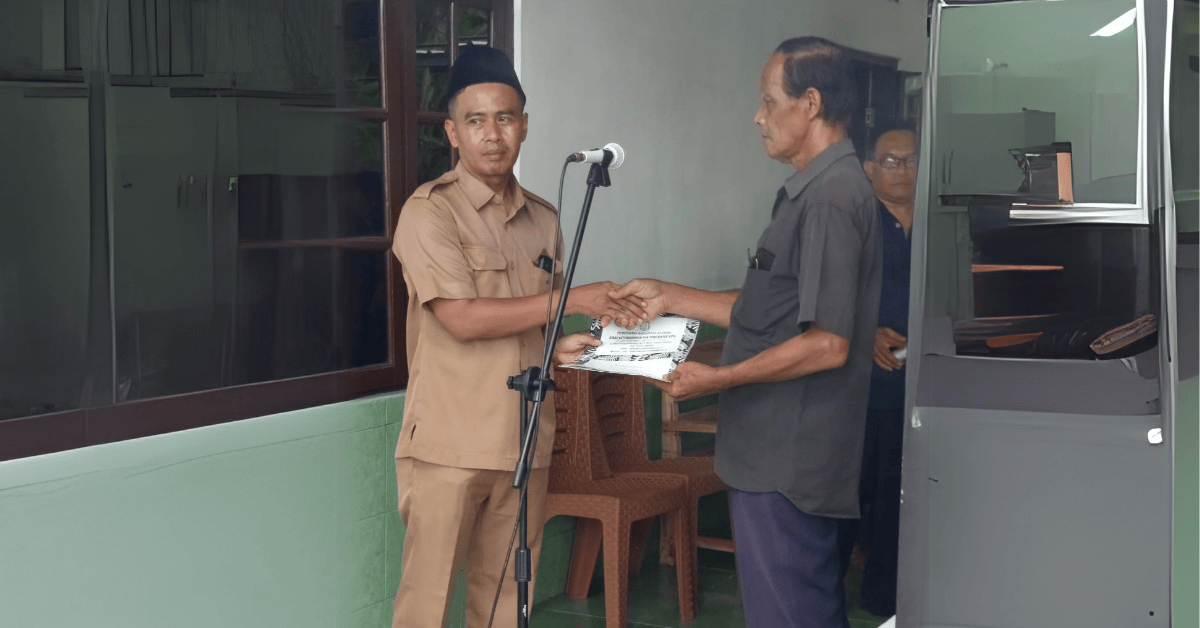 Lurah Sendangsari Serahkan Akta Kematian Almarhumah Ramiyem Program Lukadesi