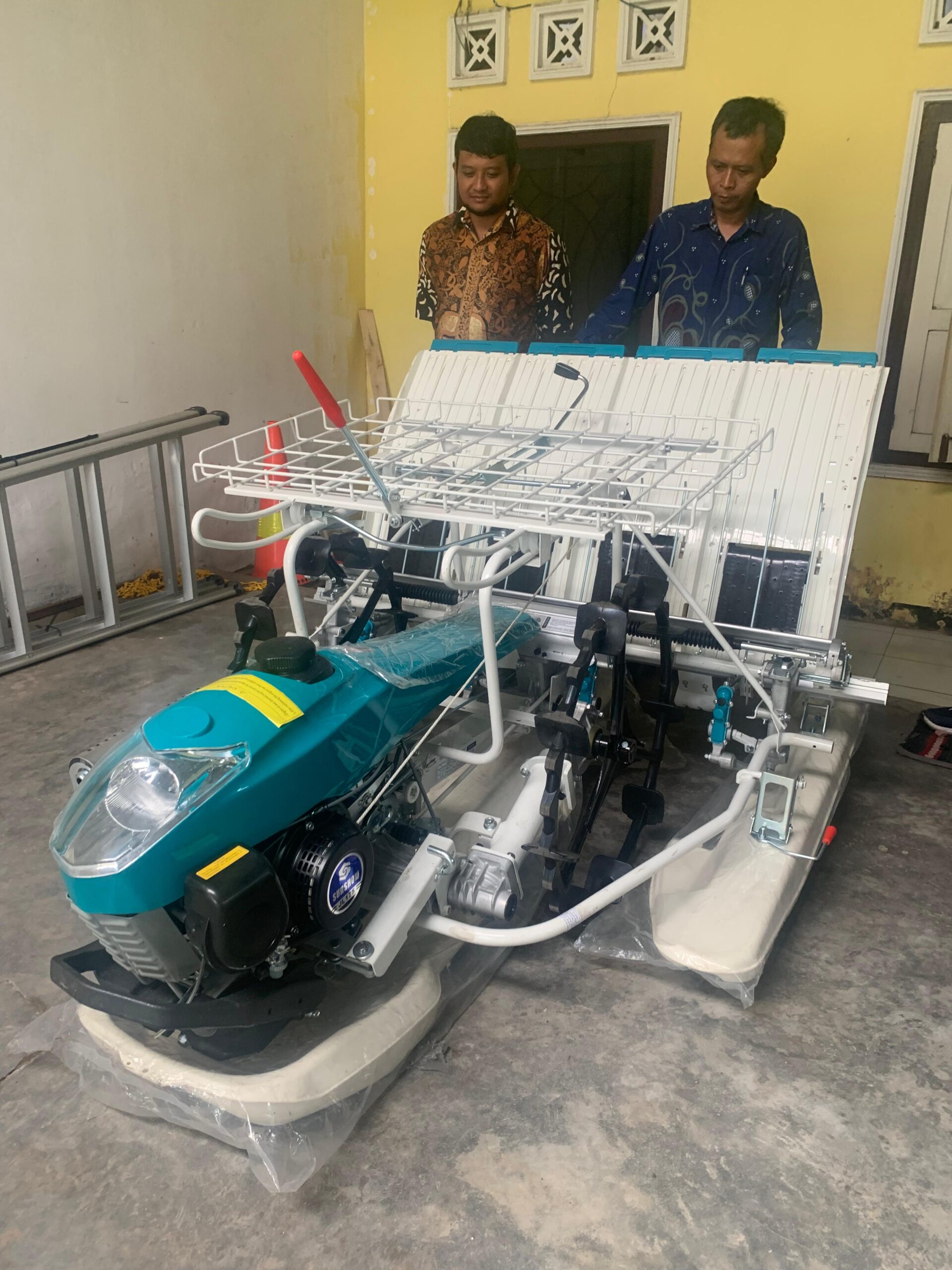 Pembelian Mesin Tanam Modern Untuk Membantu Petani Sendangsari
