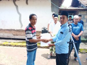 Lurah Sendangsari Serahkan Akta Kematian Almarhum Nardi Utomo Program LUKADESI