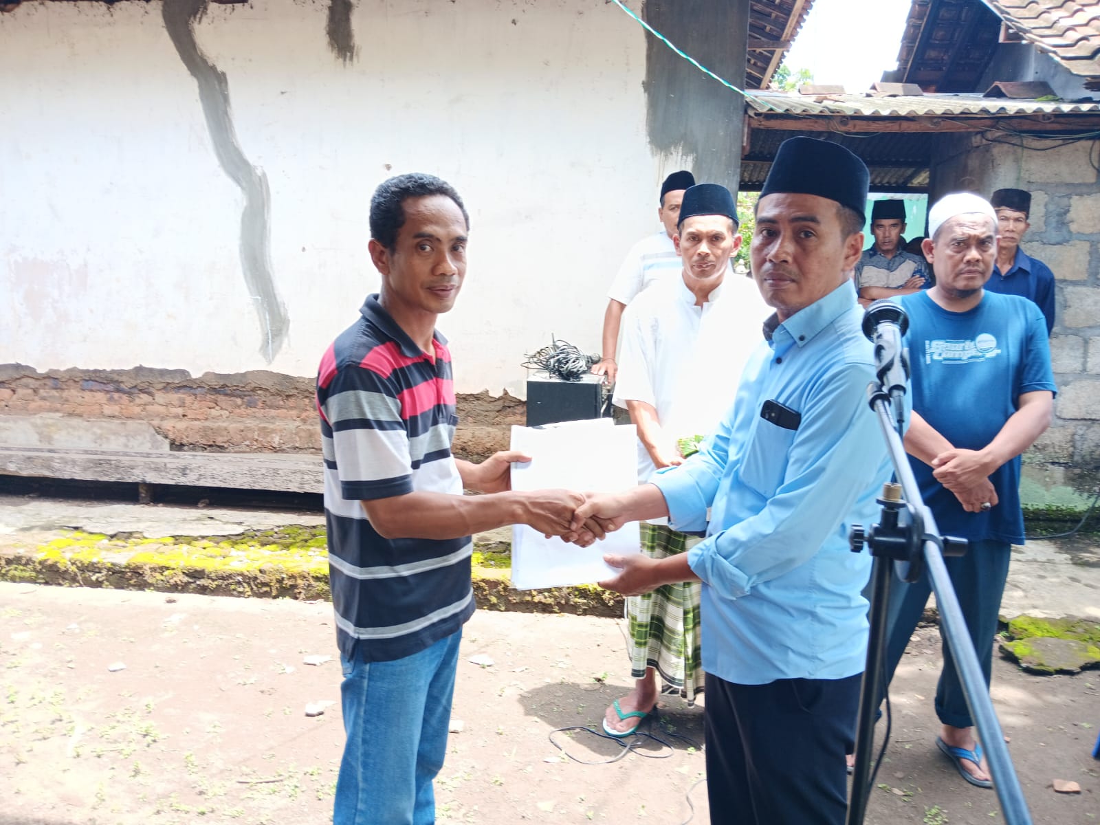 Lurah Sendangsari Serahkan Akta Kematian Almarhum Nardi Utomo Program LUKADESI